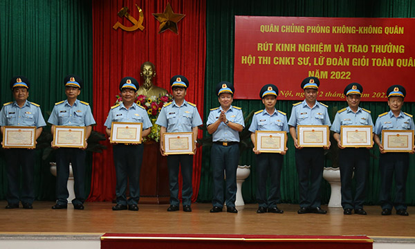 Quân chủng Phòng không - Không quân rút kinh nghiệm và trao thưởng Hội thi Chủ nhiệm kỹ thuật sư, lữ đoàn giỏi toàn quân năm 2022.