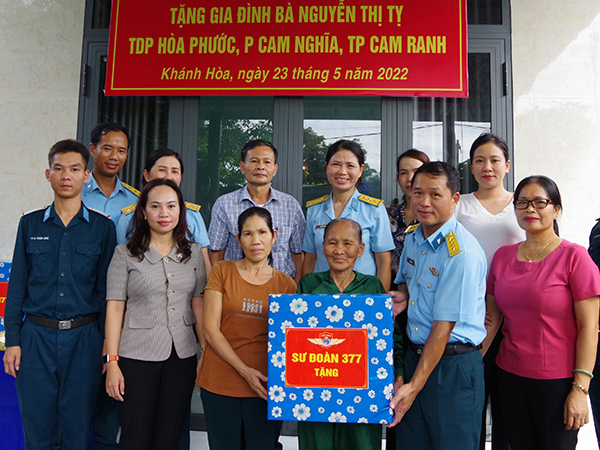 Sư đoàn 377 bàn giao “Nhà tình nghĩa” cho vợ liệt sĩ