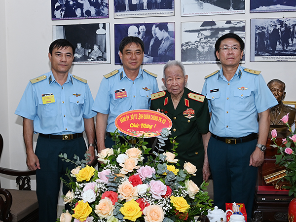 Thủ trưởng Bộ Tư lệnh Quân chủng PK-KQ chúc mừng Trung tướng Nguyễn Xuân Mậu nhận Huy hiệu 80 năm tuổi Đảng