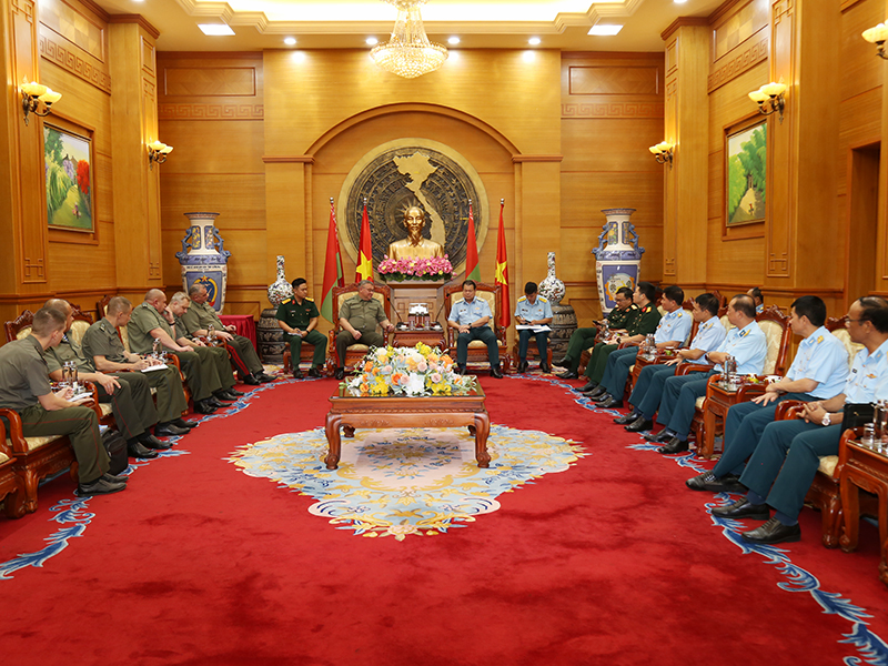 Đoàn Belaruts thăm Quân chủng PK-KQ