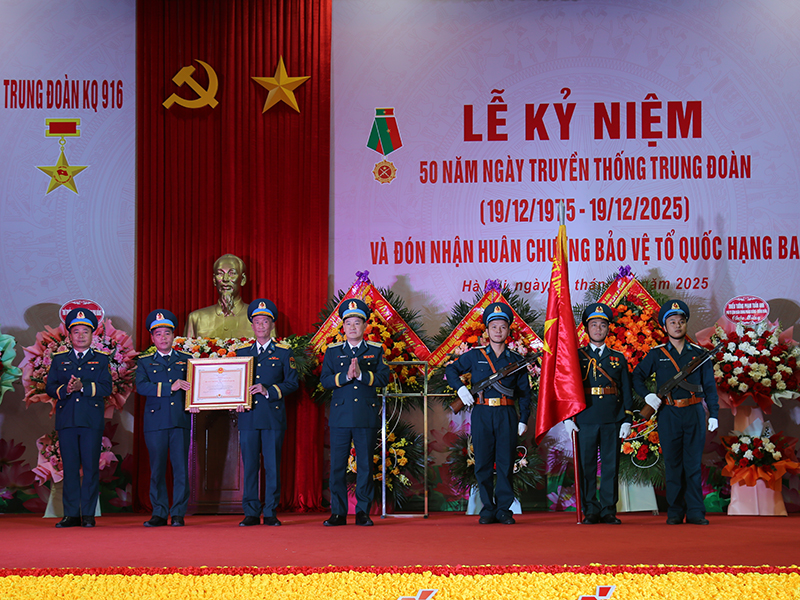 Trung đo&agrave;n 916 kỷ niệm 50 năm ng&agrave;y truyền thống v&agrave; đ&oacute;n nhận hu&acirc;n chương Bảo vệ Tổ quốc hạng 3