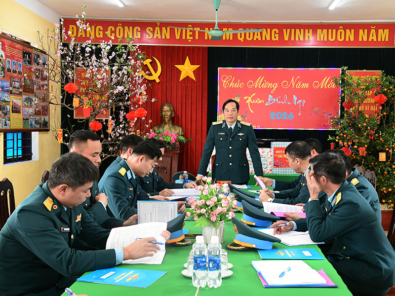 Thiếu tướng Nguyễn Huy Tuấn - Ph&oacute; Ch&iacute;nh ủy Qu&acirc;n chủng PK-KQ kiểm tra nhiệm vụ sẵn s&agrave;ng chiến đấu v&agrave; c&ocirc;ng t&aacute;c chuẩn bị đ&oacute;n tết tại c&aacute;c đơn vị thuộc Sư đo&agrave;n 363, 365, 927 v&agrave; Cục Hậu cần - Kỹ thuật