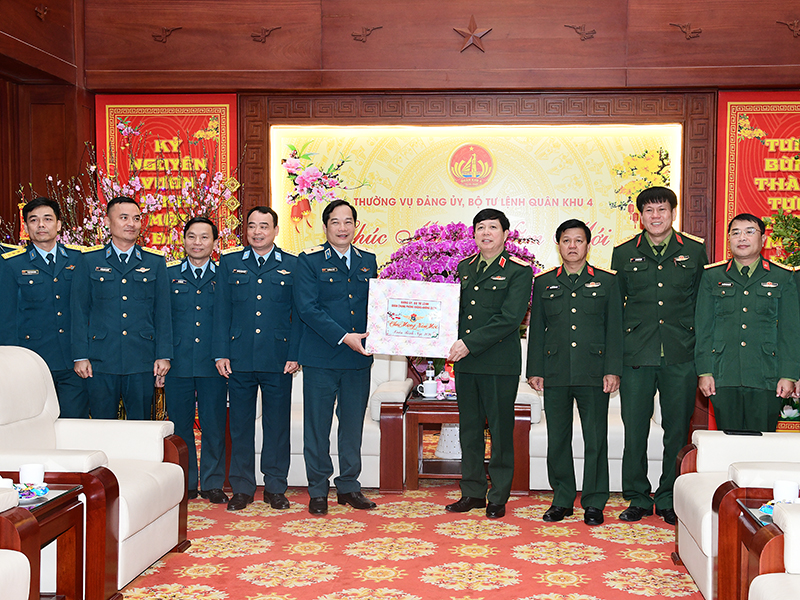 Thiếu tướng Nguyễn Huy Tuấn - Ph&oacute; Ch&iacute;nh ủy Qu&acirc;n chủng PK-KQ kiểm tra nhiệm vụ sẵn s&agrave;ng chiến đấu v&agrave; c&ocirc;ng t&aacute;c chuẩn bị đ&oacute;n tết tại c&aacute;c đơn vị thuộc Sư đo&agrave;n 363, 365, 927 v&agrave; Cục Hậu cần - Kỹ thuật