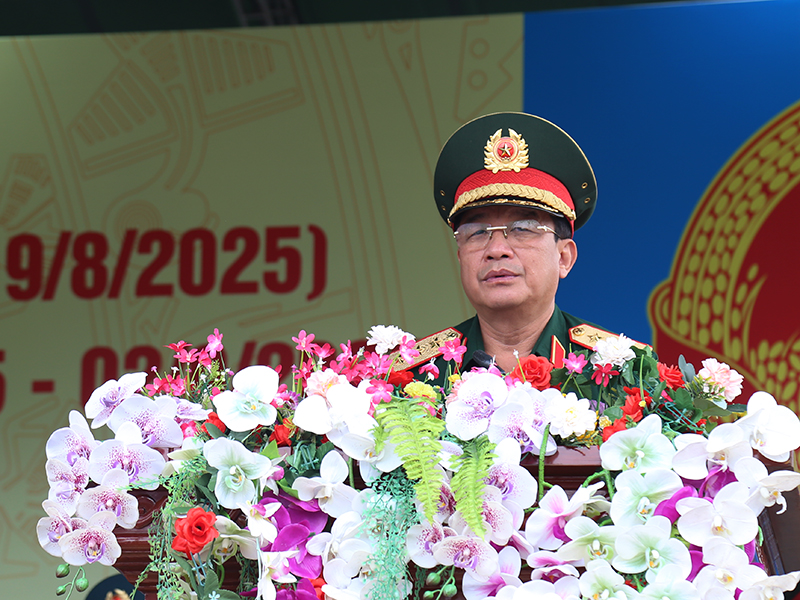 Thượng tướng Trương Thiên Tô - Phó Chủ nhiệm Tổng cục Chính trị QĐND Việt Nam kiểm tra, tặng quà lực lượng tham gia diễu binh, diễu hành tại khu vực luyện tập Làng văn hóa các dân tộc Việt Nam.
