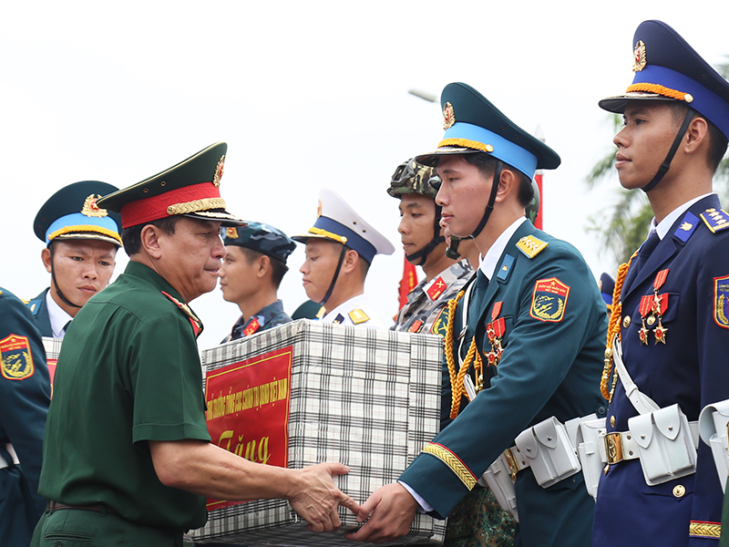 Thượng tướng Trương Thiên Tô - Phó Chủ nhiệm Tổng cục Chính trị QĐND Việt Nam kiểm tra, tặng quà lực lượng tham gia diễu binh, diễu hành tại khu vực luyện tập Làng văn hóa các dân tộc Việt Nam.