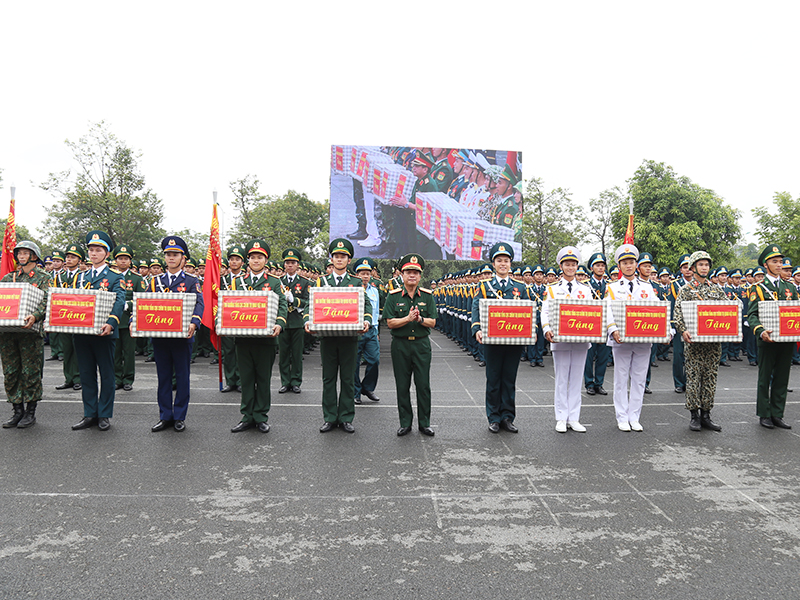 Thượng tướng Trương Thiên Tô - Phó Chủ nhiệm Tổng cục Chính trị QĐND Việt Nam kiểm tra, tặng quà lực lượng tham gia diễu binh, diễu hành tại khu vực luyện tập Làng văn hóa các dân tộc Việt Nam.