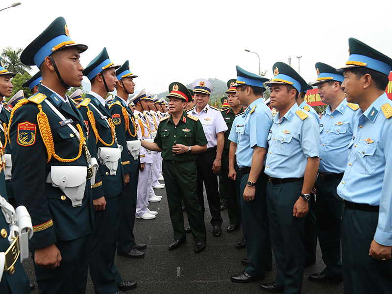 Thượng tướng Trương Thiên Tô - Phó Chủ nhiệm Tổng cục Chính trị QĐND Việt Nam kiểm tra, tặng quà lực lượng tham gia diễu binh, diễu hành tại khu vực luyện tập Làng văn hóa các dân tộc Việt Nam.
