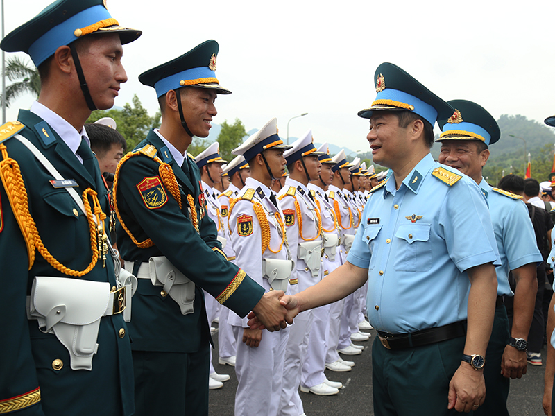 Thượng tướng Trương Thiên Tô - Phó Chủ nhiệm Tổng cục Chính trị QĐND Việt Nam kiểm tra, tặng quà lực lượng tham gia diễu binh, diễu hành tại khu vực luyện tập Làng văn hóa các dân tộc Việt Nam.