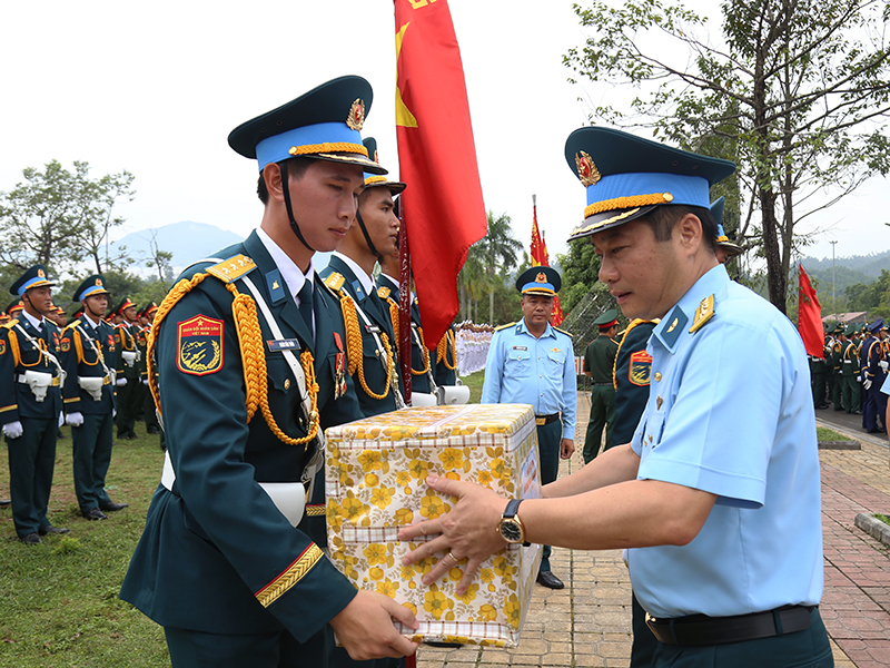 Thượng tướng Trương Thiên Tô - Phó Chủ nhiệm Tổng cục Chính trị QĐND Việt Nam kiểm tra, tặng quà lực lượng tham gia diễu binh, diễu hành tại khu vực luyện tập Làng văn hóa các dân tộc Việt Nam.
