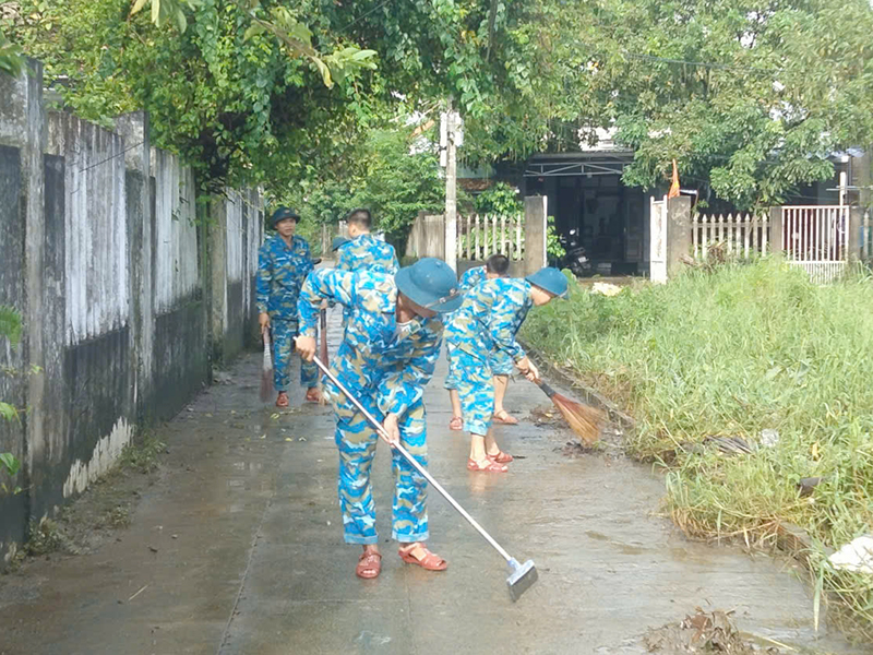 Trung đoàn 282 tiếp tục tổ chức các hoạt động giúp dân khắc phục hậu quả lũ lụt