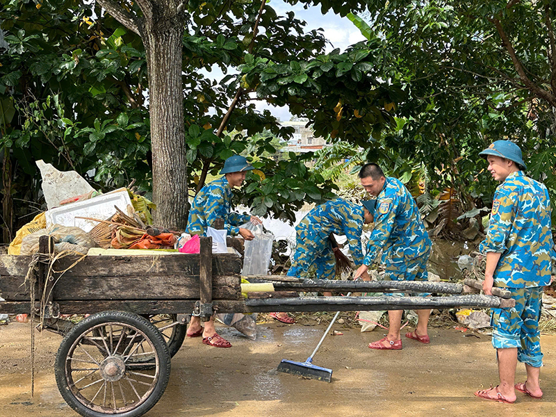 Trung đoàn 282 tiếp tục tổ chức các hoạt động giúp dân khắc phục hậu quả lũ lụt