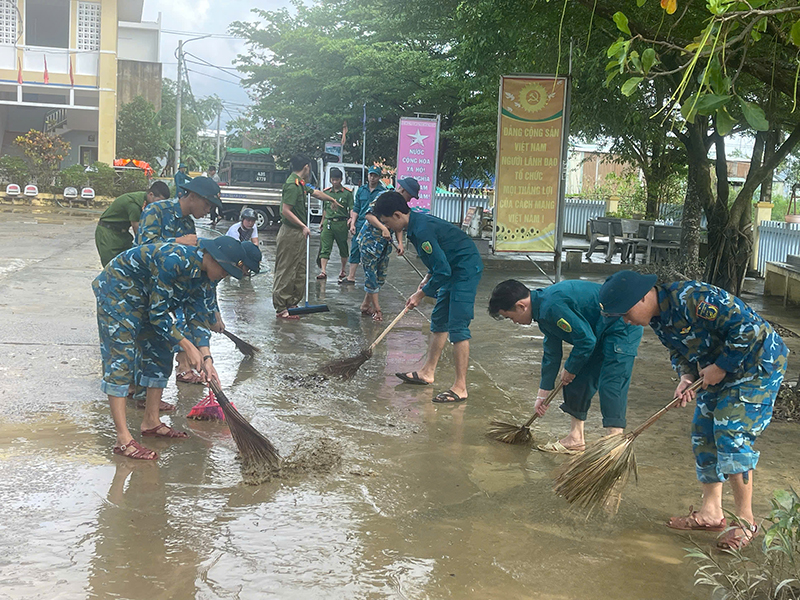 Trung đoàn 282 tiếp tục tổ chức các hoạt động giúp dân khắc phục hậu quả lũ lụt