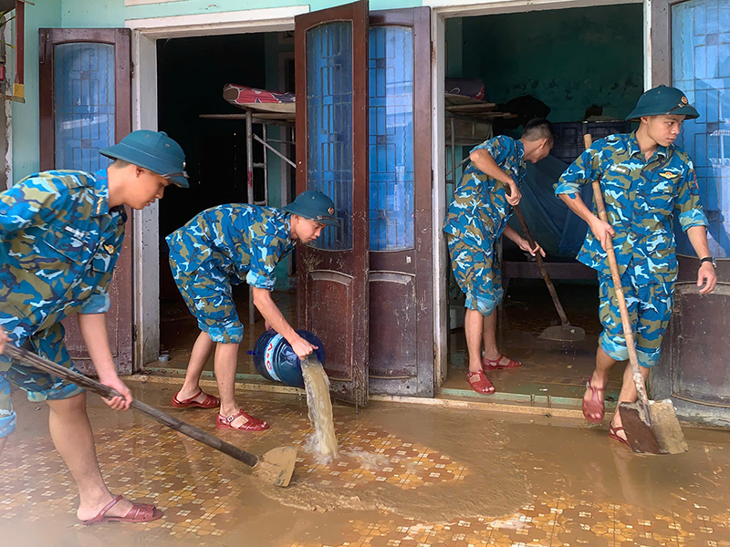 Trung đoàn 282 tiếp tục tổ chức các hoạt động giúp dân khắc phục hậu quả lũ lụt