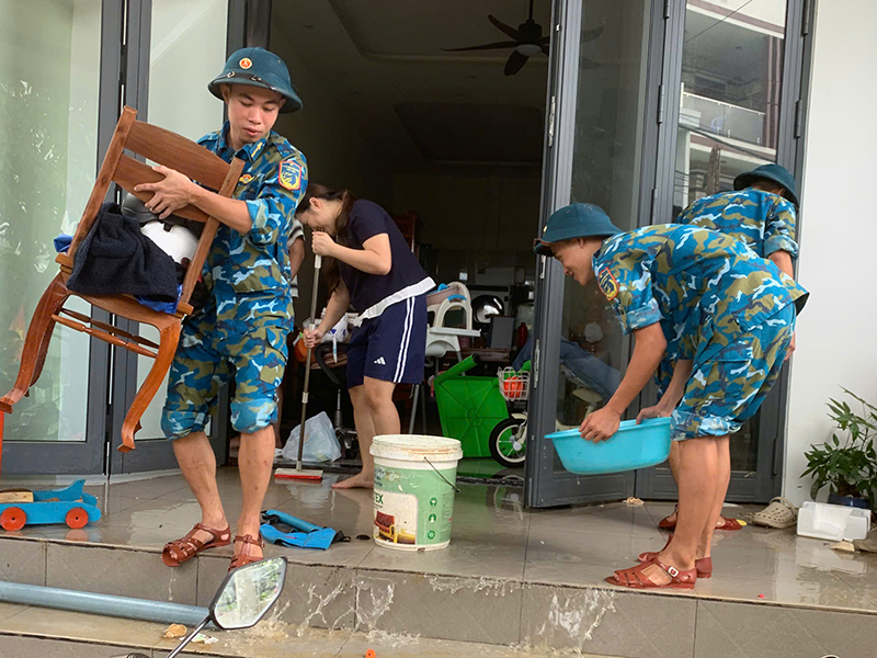 Trung đoàn 282 tiếp tục tổ chức các hoạt động giúp dân khắc phục hậu quả lũ lụt