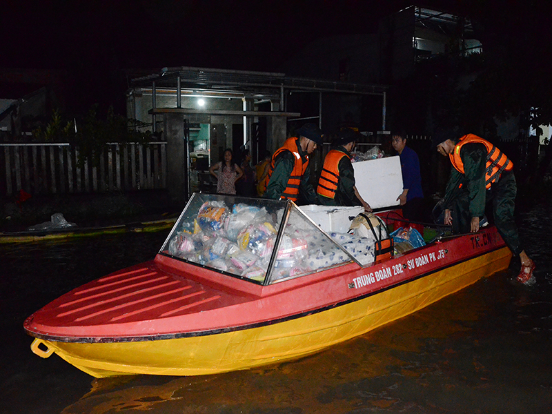 Sư đoàn 375 cơ động lực lượng giúp dân chống lũ