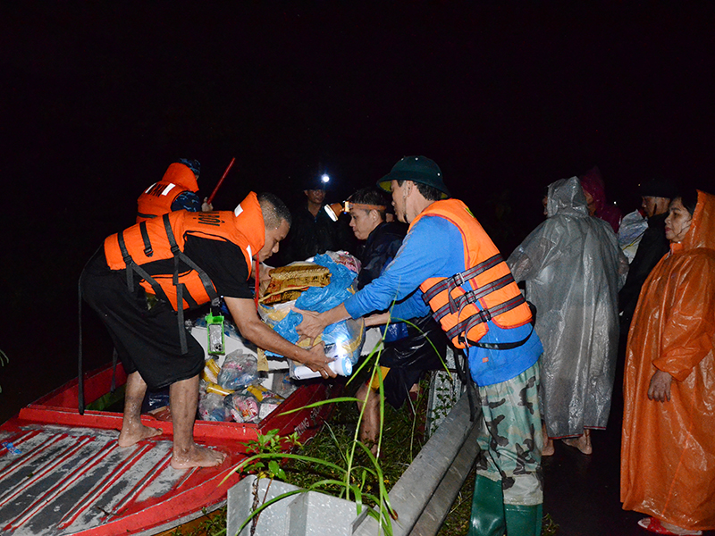 Sư đoàn 375 cơ động lực lượng giúp dân chống lũ