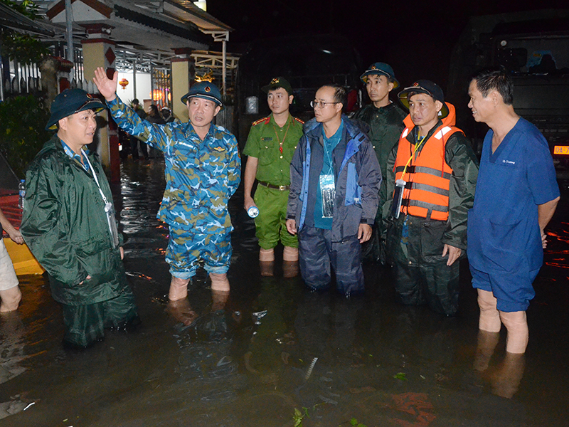 Sư đoàn 375 cơ động lực lượng giúp dân chống lũ