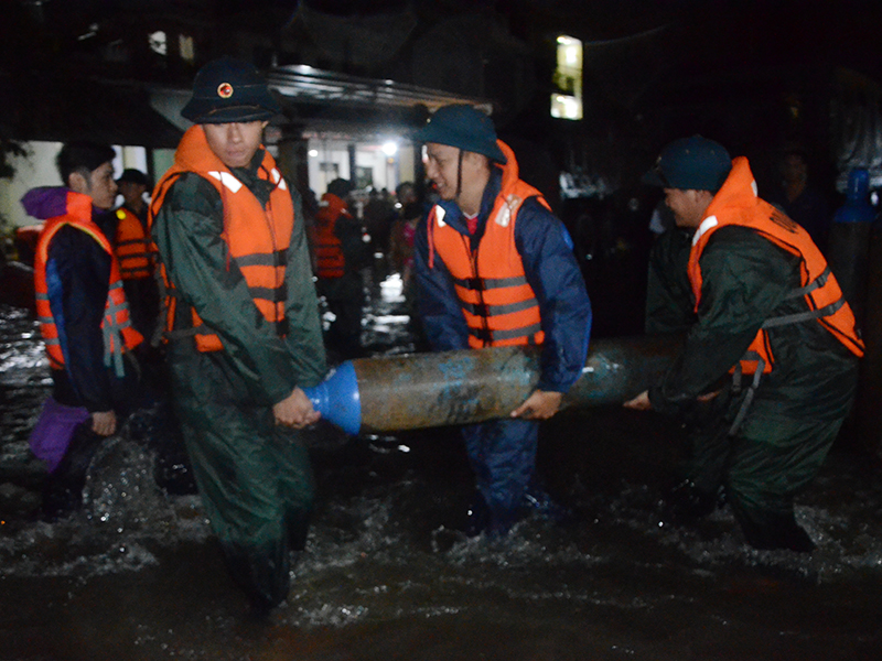 Sư đoàn 375 cơ động lực lượng giúp dân chống lũ