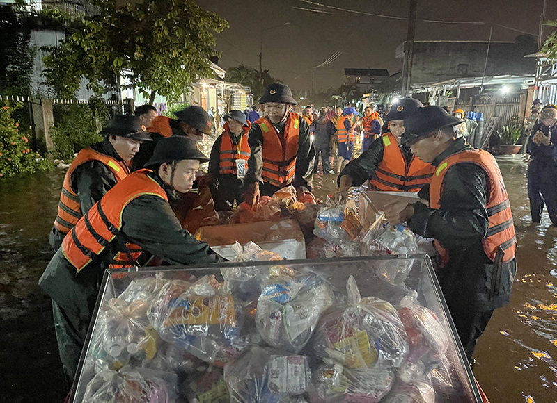 Sư đoàn 375 cơ động lực lượng giúp nhân dân Đà Nẵng chống lũ