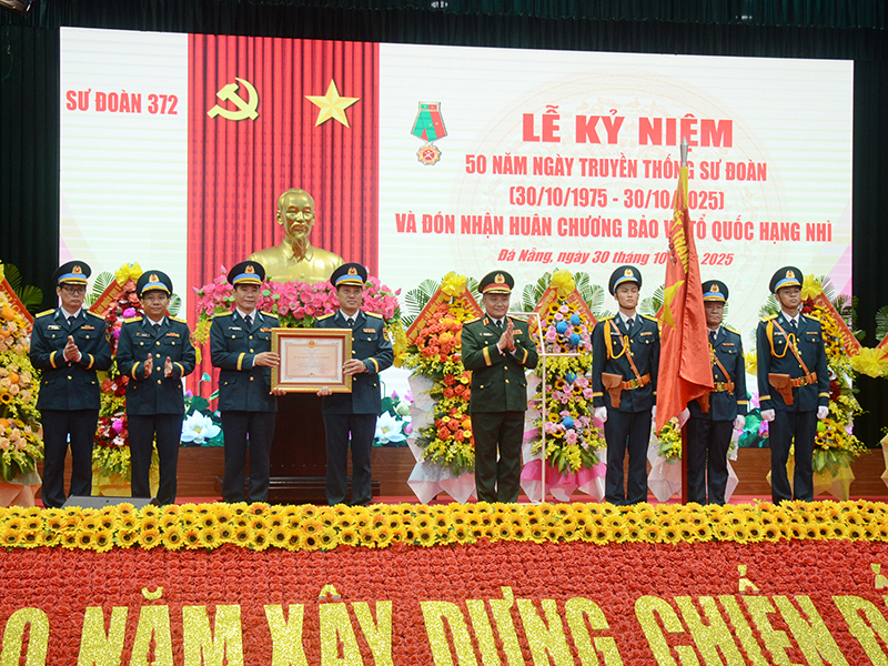 Sư đoàn 372 kỷ niệm 50 năm ngày truyền thống và đón nhận Huân chương bảo vệ Tổ quốc hạng Nhì