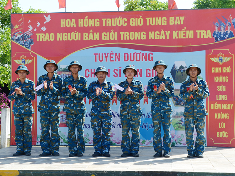 Sư đoàn 372 kiểm tra thực hành “3 tiếng nổ” của chiến sĩ mới