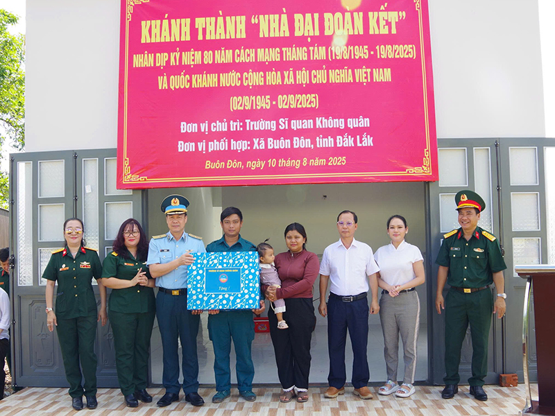 Trường Sĩ quan Không quân bàn giao nhà “Đại đoàn kết” và tặng quà các gia đình chính sách tại xã Buôn Đôn, tỉnh Đắk Lắk