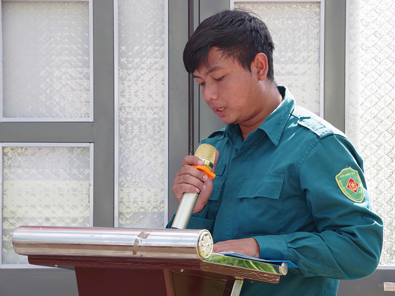 Trường Sĩ quan Không quân bàn giao nhà “Đại đoàn kết” và tặng quà các gia đình chính sách tại xã Buôn Đôn, tỉnh Đắk Lắk