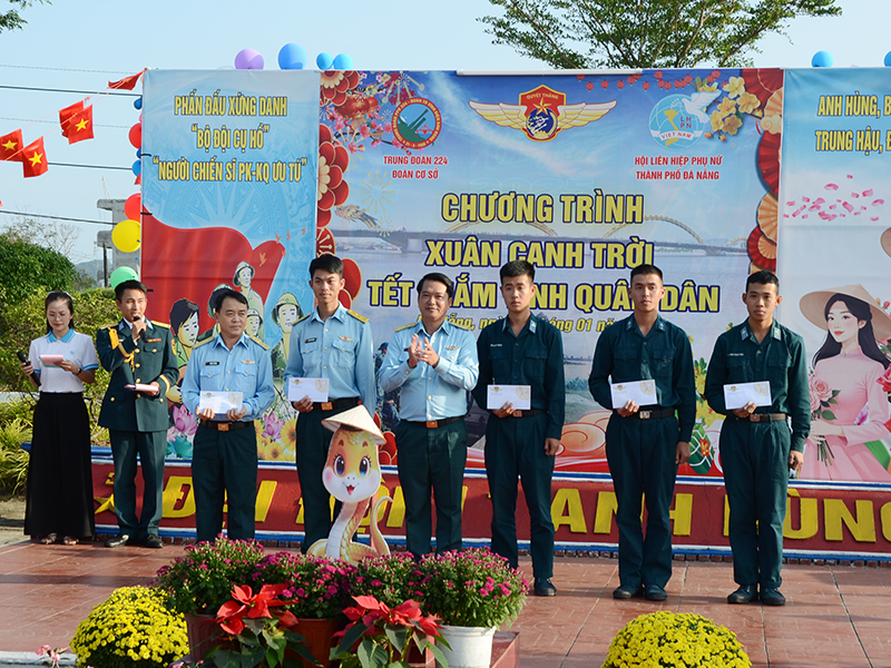 Trung đoàn 224 tổ chức Chương trình “Xuân canh trời - Tết thắm tình quân dân” mừng Xuân Ất Tỵ - 2025