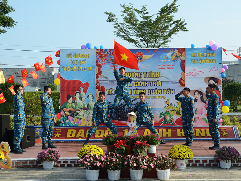 Trung đoàn 224 tổ chức Chương trình “Xuân canh trời - Tết thắm tình quân dân” mừng Xuân Ất Tỵ - 2025