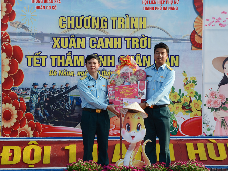Trung đoàn 224 tổ chức Chương trình “Xuân canh trời - Tết thắm tình quân dân” mừng Xuân Ất Tỵ - 2025