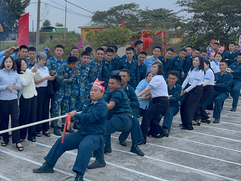 Trung đoàn 224 tổ chức Chương trình “Xuân canh trời - Tết thắm tình quân dân” mừng Xuân Ất Tỵ - 2025