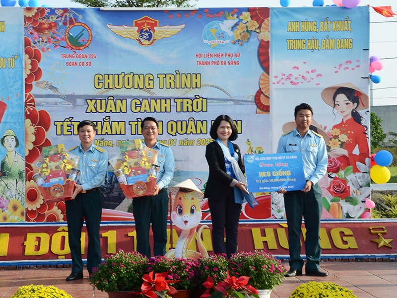 Trung đoàn 224 tổ chức Chương trình “Xuân canh trời - Tết thắm tình quân dân” mừng Xuân Ất Tỵ - 2025