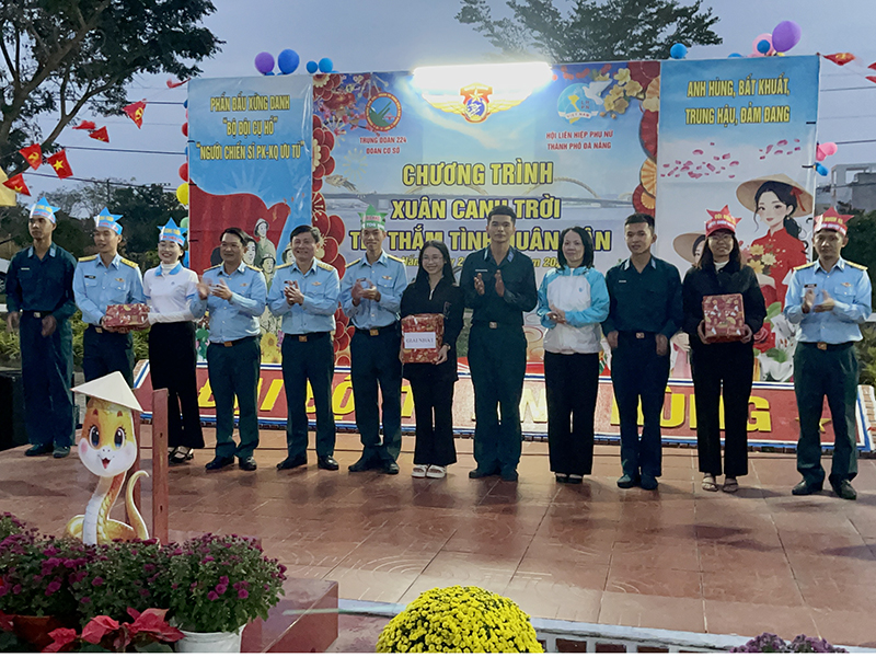 Trung đoàn 224 tổ chức Chương trình “Xuân canh trời - Tết thắm tình quân dân” mừng Xuân Ất Tỵ - 2025