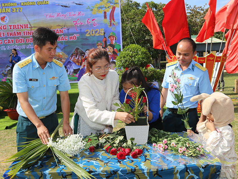Sư đoàn 377 tổ chức Chương trình “Xuân canh trời - Tết thắm tình quân dân”