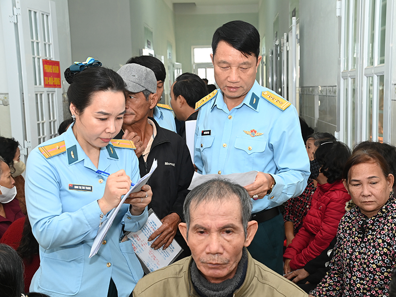 Nghĩa t&igrave;nh của người l&iacute;nh qu&acirc;n y Ph&ograve;ng kh&ocirc;ng - Kh&ocirc;ng qu&acirc;n