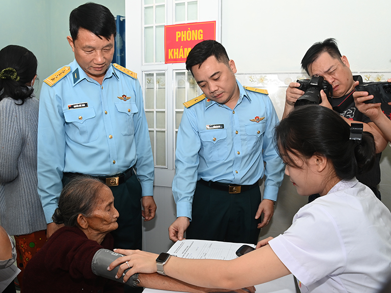 Nghĩa t&igrave;nh của người l&iacute;nh qu&acirc;n y Ph&ograve;ng kh&ocirc;ng - Kh&ocirc;ng qu&acirc;n