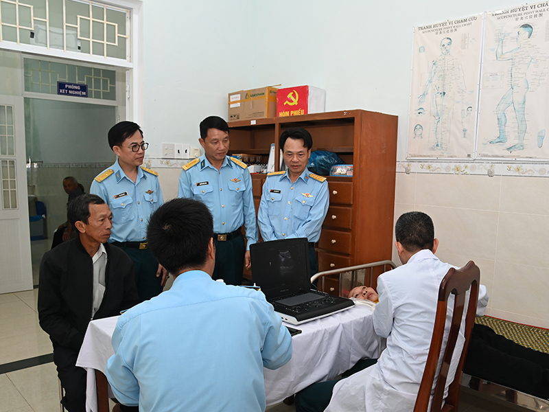 Nghĩa t&igrave;nh của người l&iacute;nh qu&acirc;n y Ph&ograve;ng kh&ocirc;ng - Kh&ocirc;ng qu&acirc;n