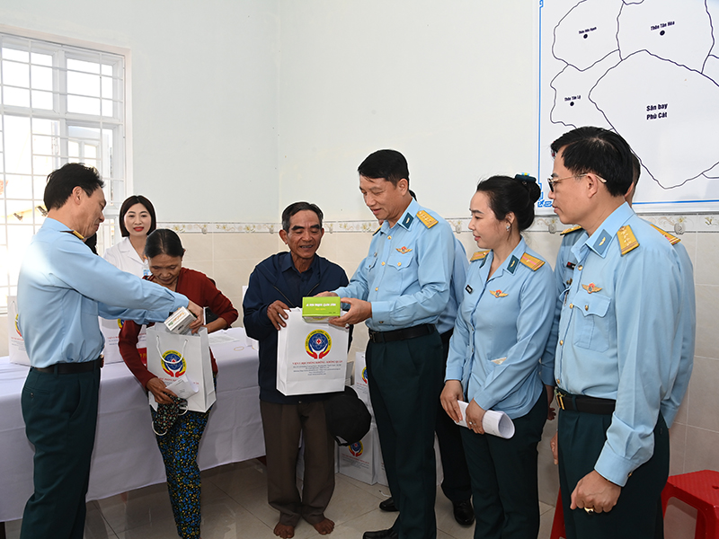 Nghĩa t&igrave;nh của người l&iacute;nh qu&acirc;n y Ph&ograve;ng kh&ocirc;ng - Kh&ocirc;ng qu&acirc;n