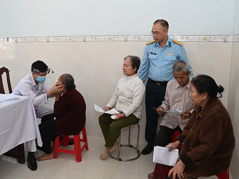 Nghĩa t&igrave;nh của người l&iacute;nh qu&acirc;n y Ph&ograve;ng kh&ocirc;ng - Kh&ocirc;ng qu&acirc;n