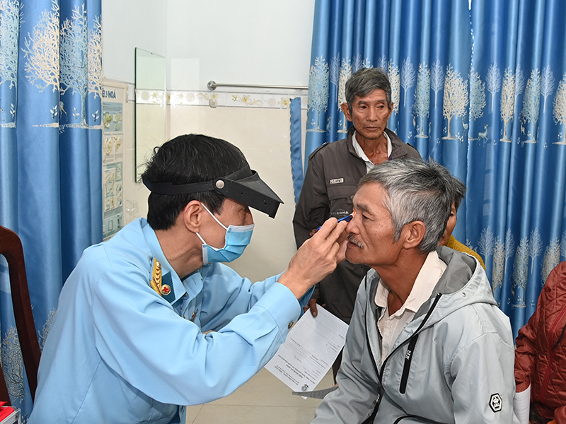 Nghĩa t&igrave;nh của người l&iacute;nh qu&acirc;n y Ph&ograve;ng kh&ocirc;ng - Kh&ocirc;ng qu&acirc;n