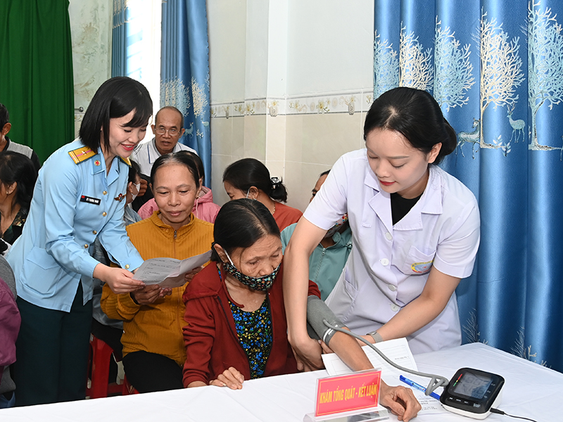 Nghĩa t&igrave;nh của người l&iacute;nh qu&acirc;n y Ph&ograve;ng kh&ocirc;ng - Kh&ocirc;ng qu&acirc;n
