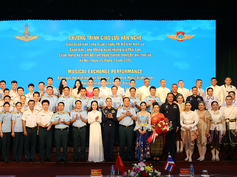 Đoàn Văn công Không quân Hoàng gia Thái Lan giao lưu, biểu diễn tại Quân chủng Phòng Không - Không Quân.