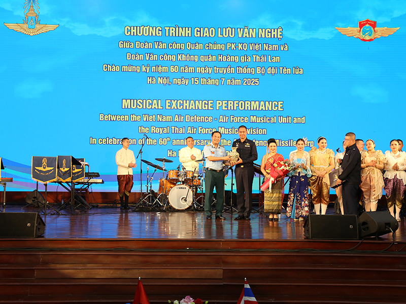 Đoàn Văn công Không quân Hoàng gia Thái Lan giao lưu, biểu diễn tại Quân chủng Phòng Không - Không Quân.