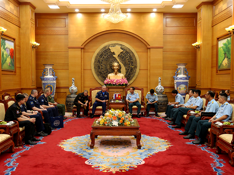 Thủ trưởng Bộ Tư lệnh Quân chủng Phòng không-Không quân tiếp xã giao Đoàn chuyên gia y học hàng không Liên Bang Nga sang thăm và làm việc tại Việt Nam