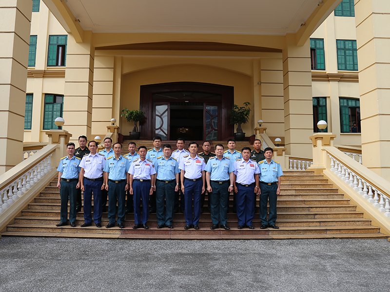Thủ trưởng Bộ Tư lệnh Quân chủng Phòng không - Không quân tiếp xã giao đoàn cán bộ Không quân Lào