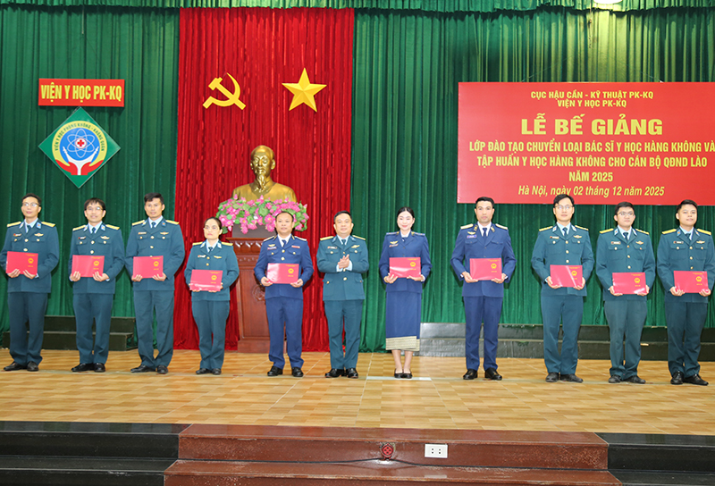 Cục Hậu cần - Kỹ thuật Quân chủng PK-KQ Bế giảng lớp đào tạo chuyển loại Bác sĩ Y học Hàng không và tập huấn Y học Hàng không cho cán bộ Quân đội Nhân dân Lào năm 2025
