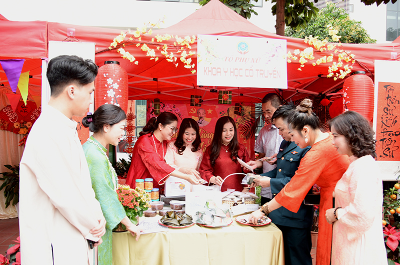 C&aacute;c tổ chức quần ch&uacute;ng của Viện Y học Ph&ograve;ng kh&ocirc;ng - Kh&ocirc;ng qu&acirc;n tổ chức Hội chợ Xu&acirc;n &ldquo;Gắn kết y&ecirc;u thương - T&ocirc;n vinh phụ nữ&rdquo;