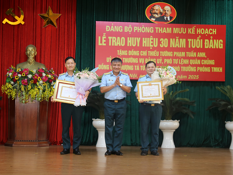 Đảng bộ Phòng Tham mưu - Kế hoạch trao tặng Huy hiệu 30 năm tuổi Đảng