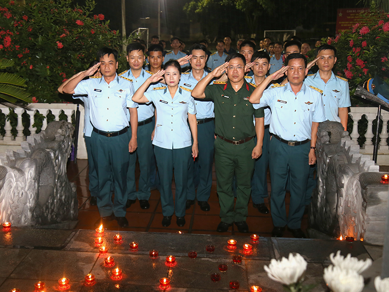 Đoàn thanh niên xã An Khánh phối hợp với Trung đoàn 218 thắp nến tri ân các anh hùng liệt sĩ