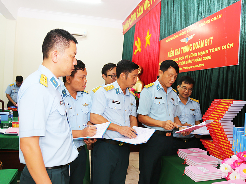 Quân chủng Phòng không - Không quân kiểm tra xây dựng đơn vị vững mạnh toàn diện “mẫu mực, tiêu biểu” tại Trung đoàn 917 và Trung đoàn 261